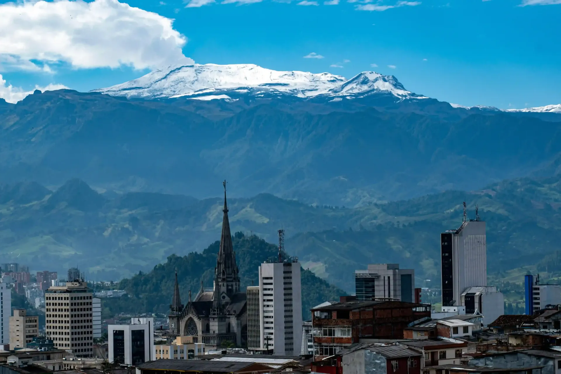 Niña deslizándose por tobogán acuático naranja en Acuaparque Termales El Otoño, plan para qué hacer en Manizales con niños.