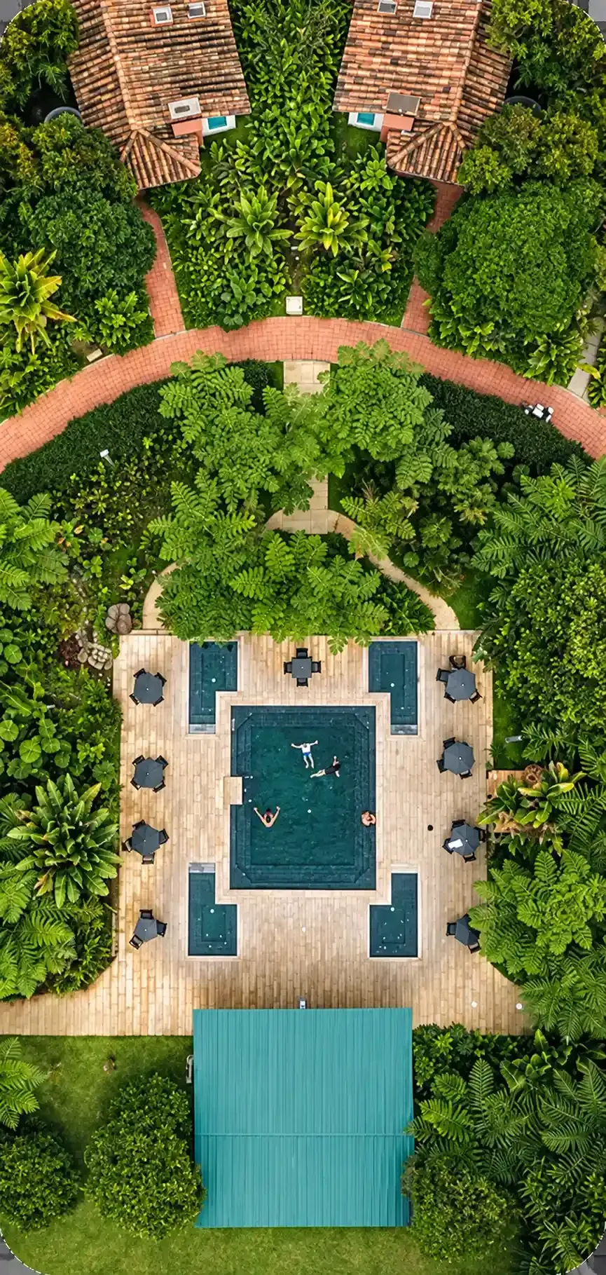 Panorámica desde el aire de las zonas verdes y piscina del Hotel Termales El Otoño