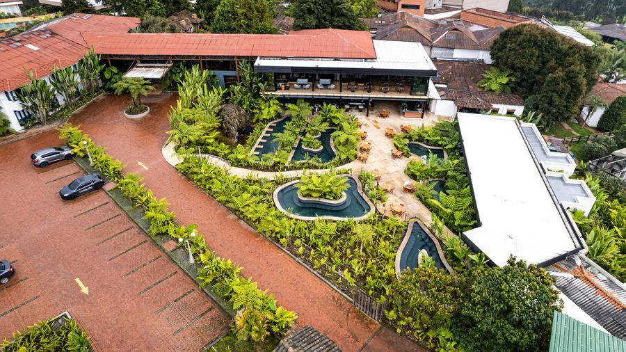 Panoramic view of Termales El Otoño Hotel, featuring gardens, trails, and hot springs in Colombia.