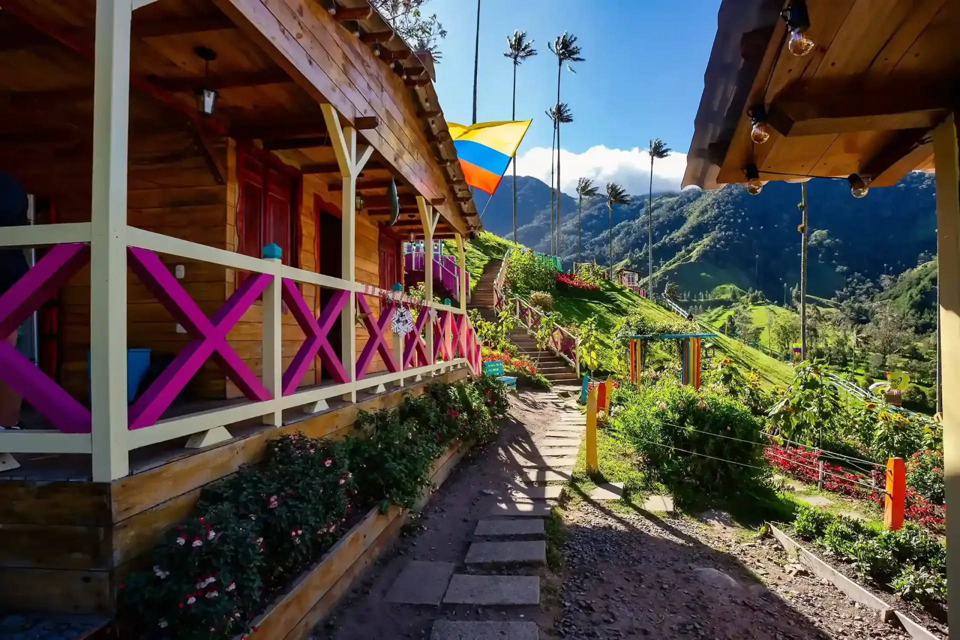 Cabañas de estilo rústico y colorido en zona rural, con paisaje montañoso del Eje Cafetero.