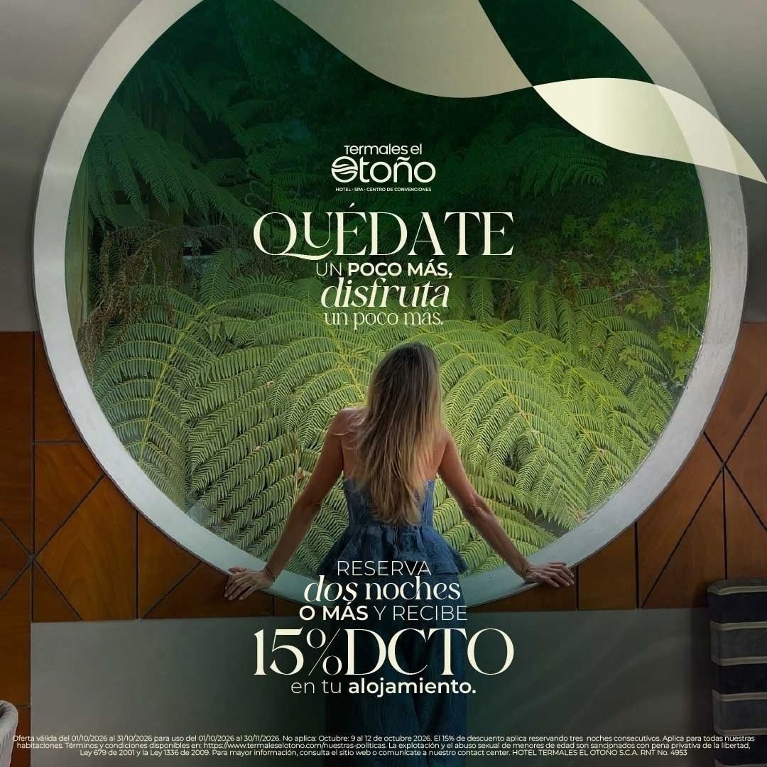 Promoción de Termales El Otoño con paisaje nocturno, montañas y vegetación iluminada