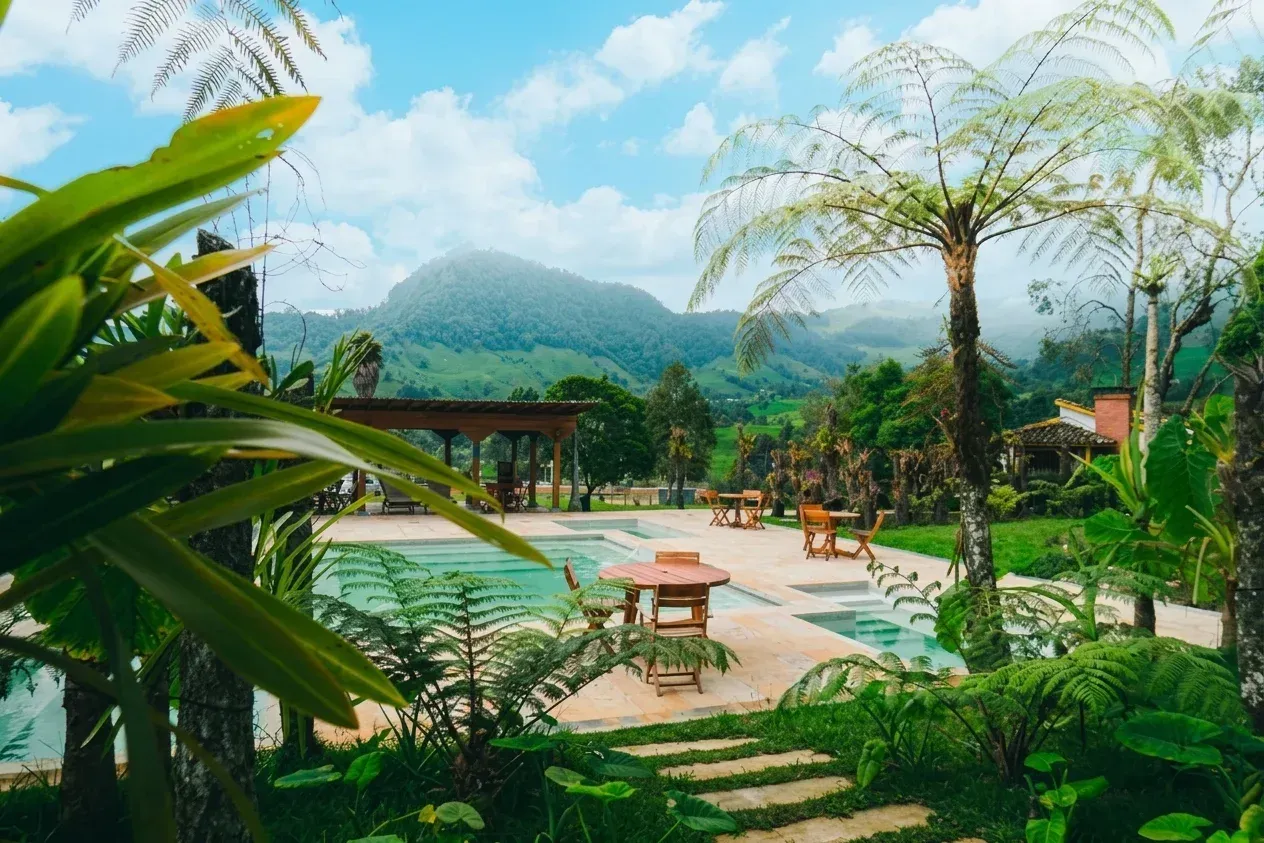 Piscina de aguas termales con vista a las montañas del Eje Cafetero en Termales El Otoño.