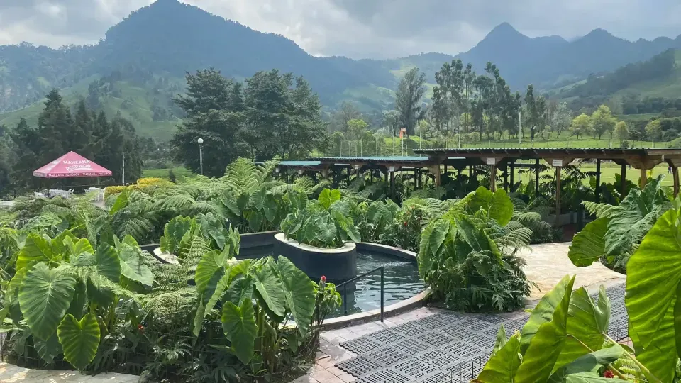 Agua termal entre montañas verdes y vegetación abundante en Termales El Otoño, termales en Manizales.