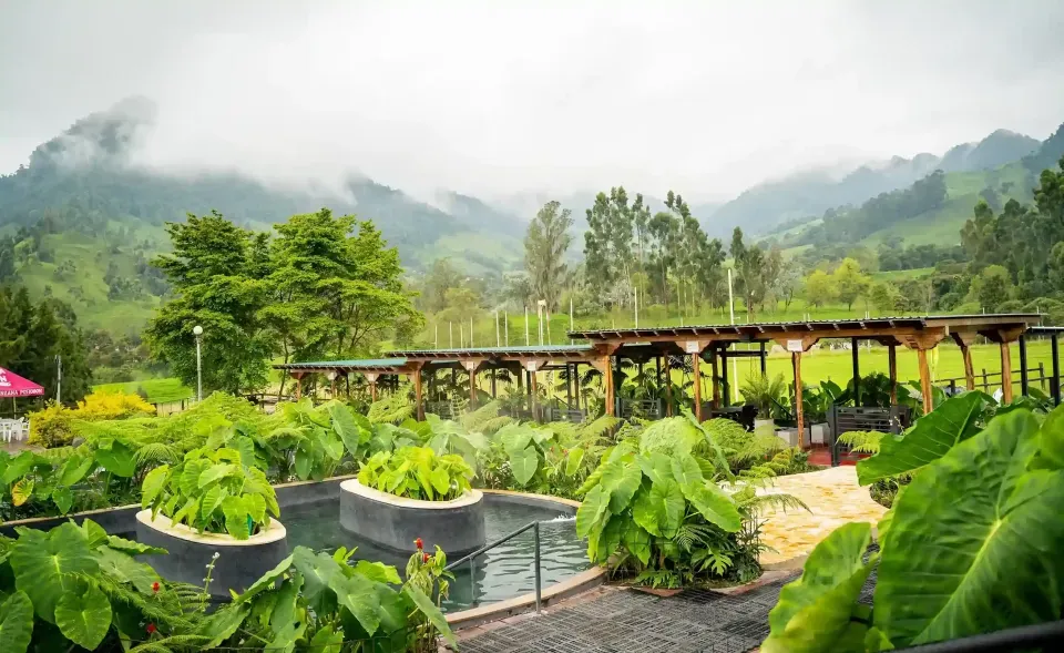 Recorrido de agua termal en medio de jardines y paisaje montañoso, experiencia de bienestar en Manizales.