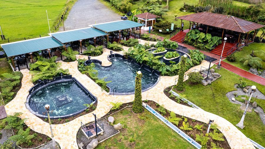Panorámica aérea de piscinas, senderos y jardines en Termales El Otoño, ecotermales en Manizales.
