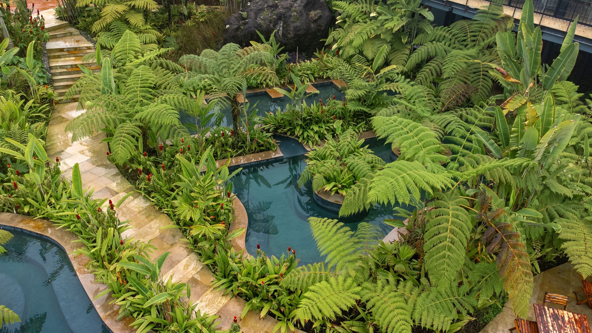 Niños y familias disfrutando toboganes y piscina en Acuaparque Termales El Otoño, termales en Manizales con toboganes.