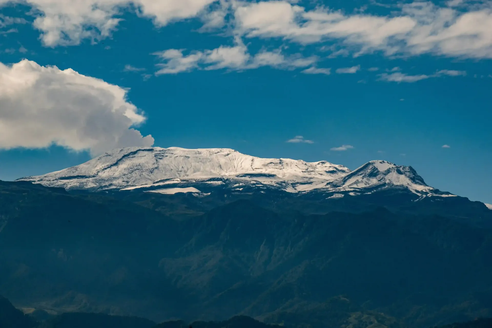 Vista elevada de charcos termales, senderos y zonas de descanso en Hotel Termales El Otoño, hotel cerca a Manizales.