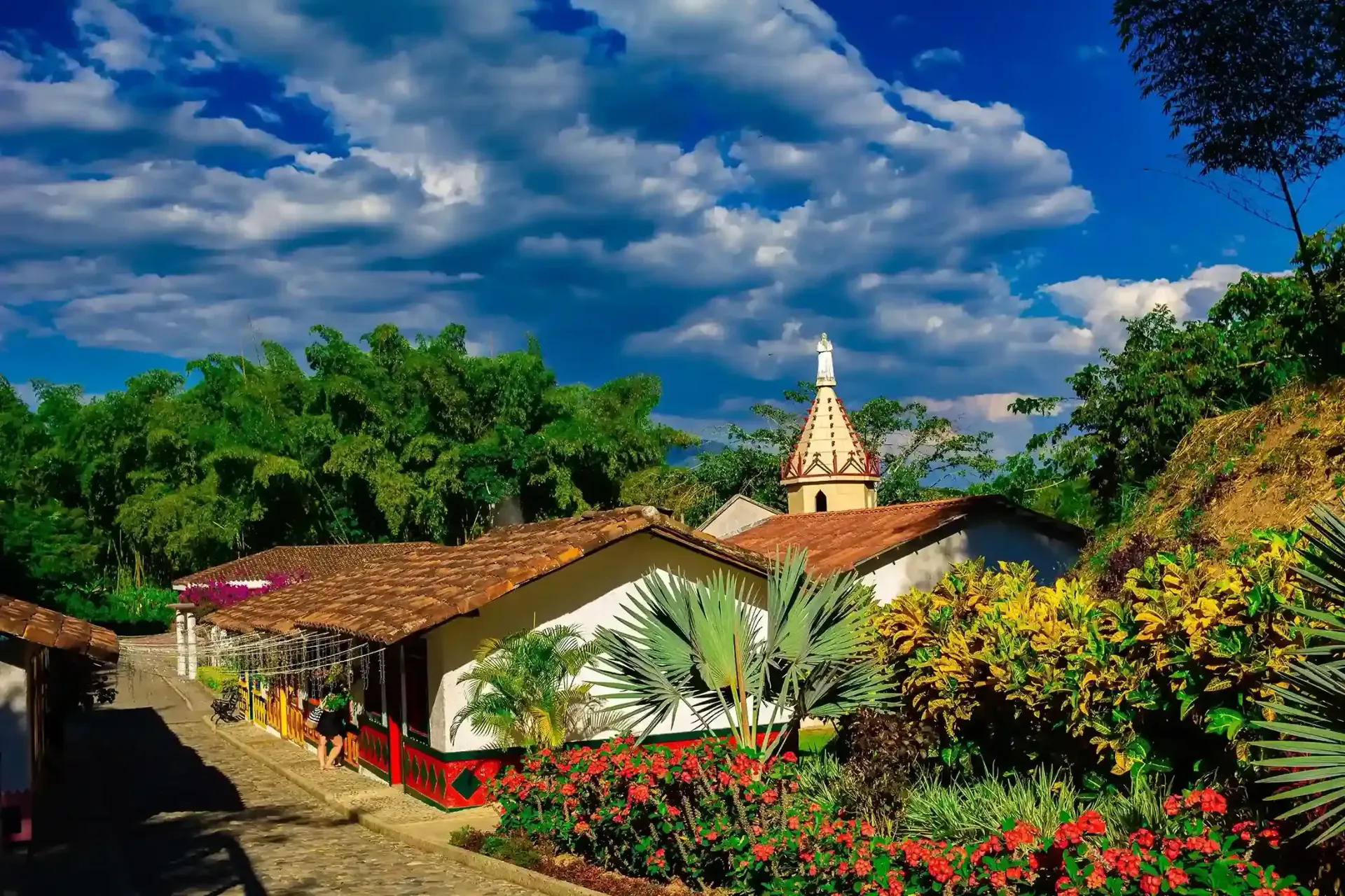 Paisaje colonial, con casa tradicional rodeada de naturaleza, una experiencia para conocer el Eje Cafetero.