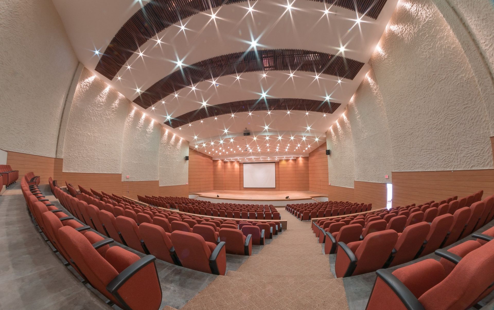 Salón de eventos corporativos en Manizales con sillas roja en el Hotel Termales El Otoño.