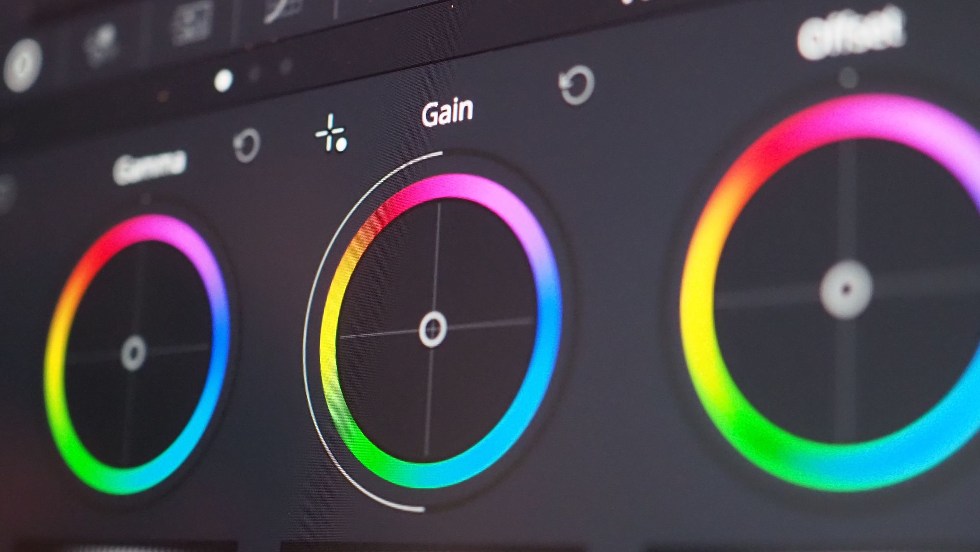 A computer screen with three circles of different colors on it.
