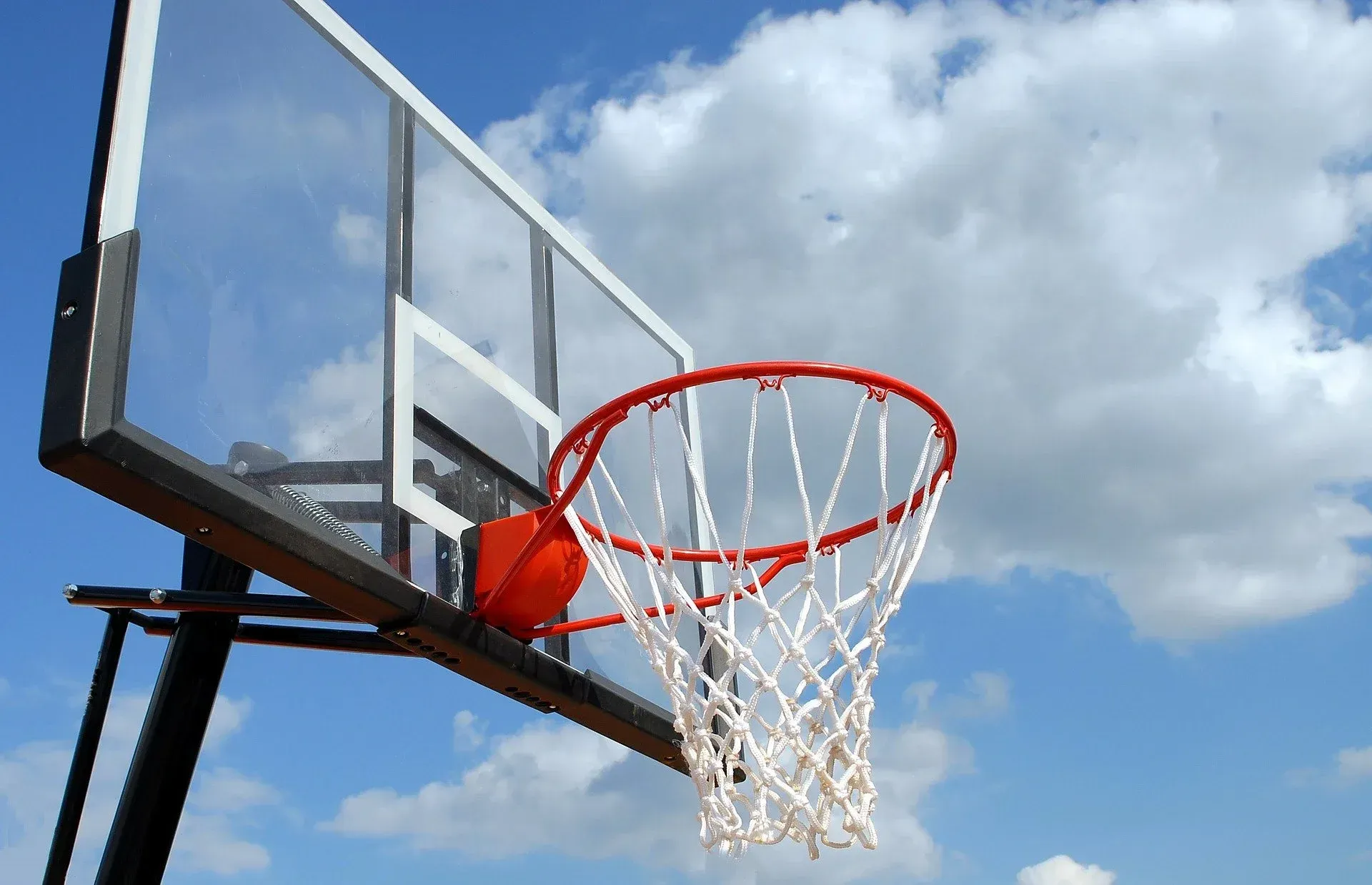A basketball hoop with a blue sky in the background