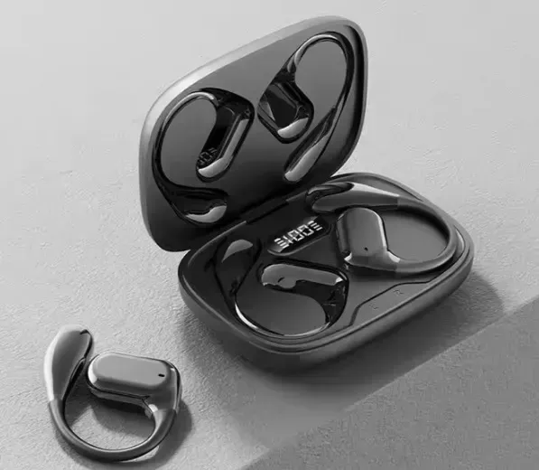 Auriculares inalámbricos de conducción ósea de color negro con estuche de carga.