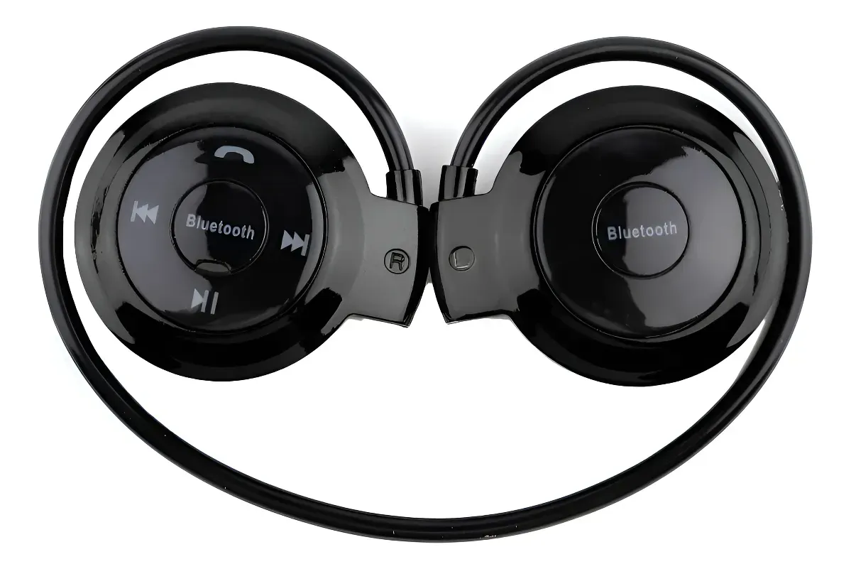 Auriculares Bluetooth negros con presillas para las orejas y controles visibles en los auriculares.