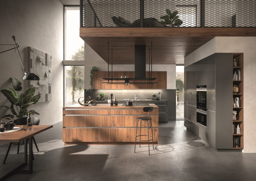 Moderne Loftküche mit Holzschränken, Kochinsel, Hängelampen und Zimmerpflanzen