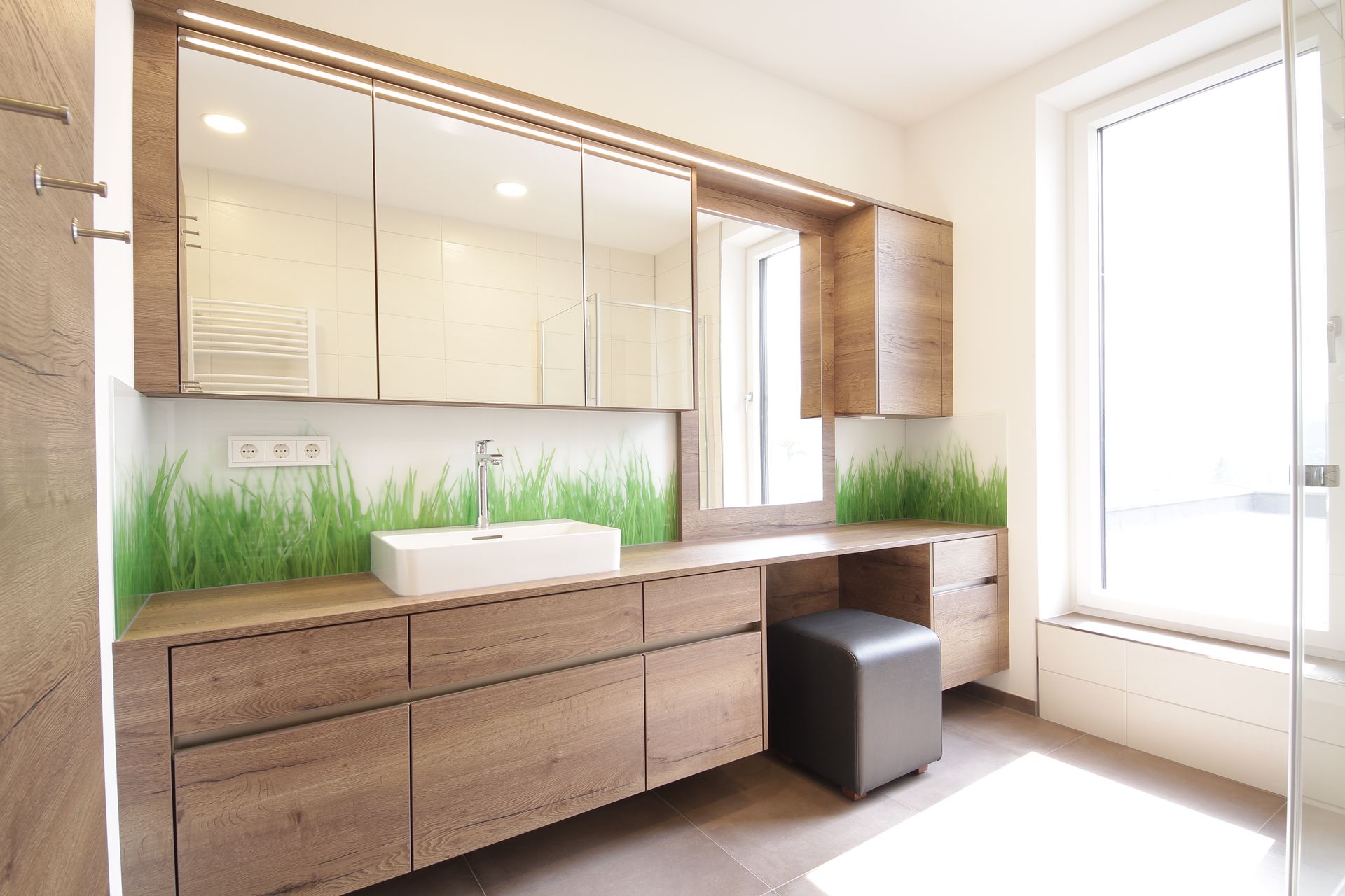 Modernes Badezimmer mit Waschtisch aus Holz, Spiegelschränken, Aufsatzwaschbecken und großen Fenstern