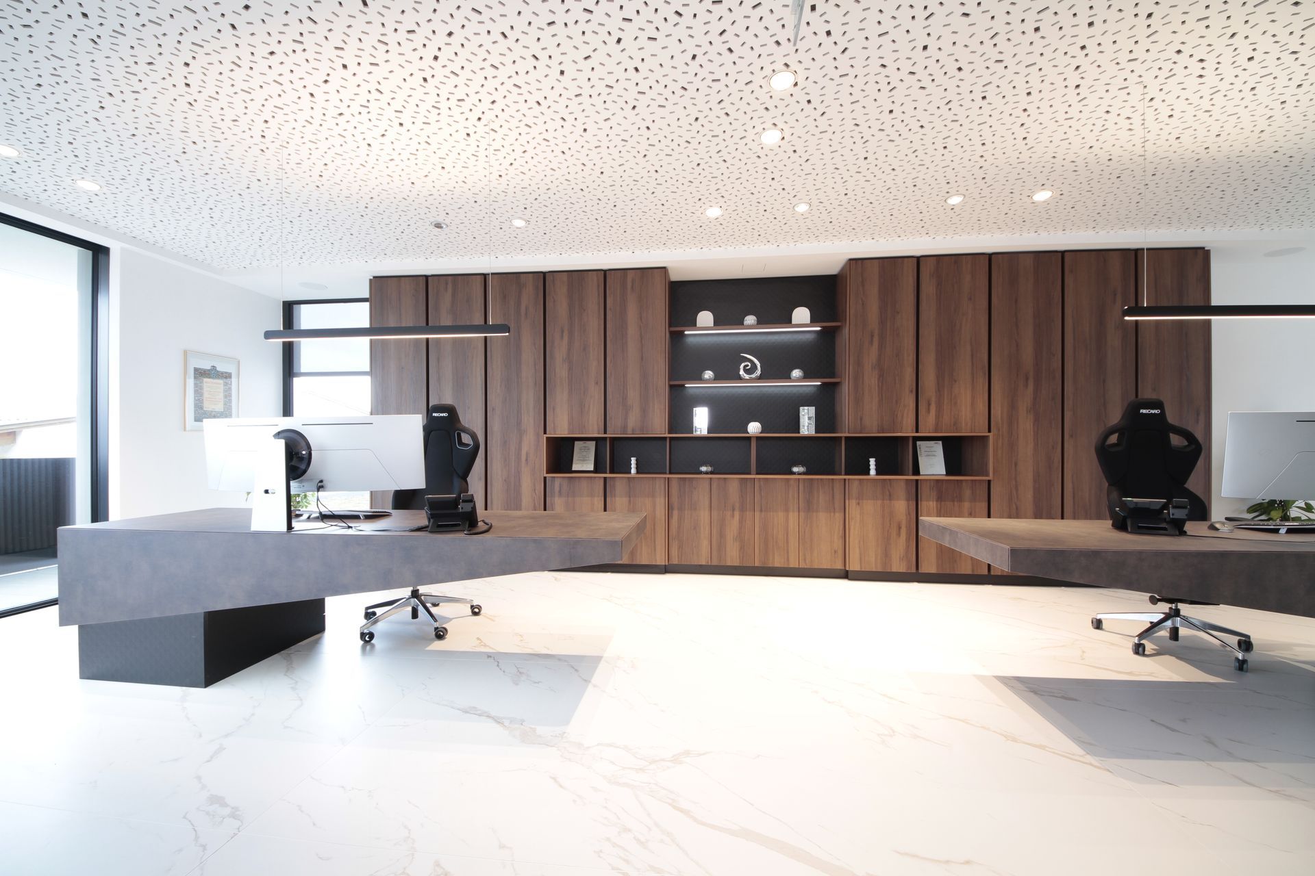Moderner, minimalistischer Salon mit Holzschränken, weißem Boden und Friseurstühlen in einem hellen Raum