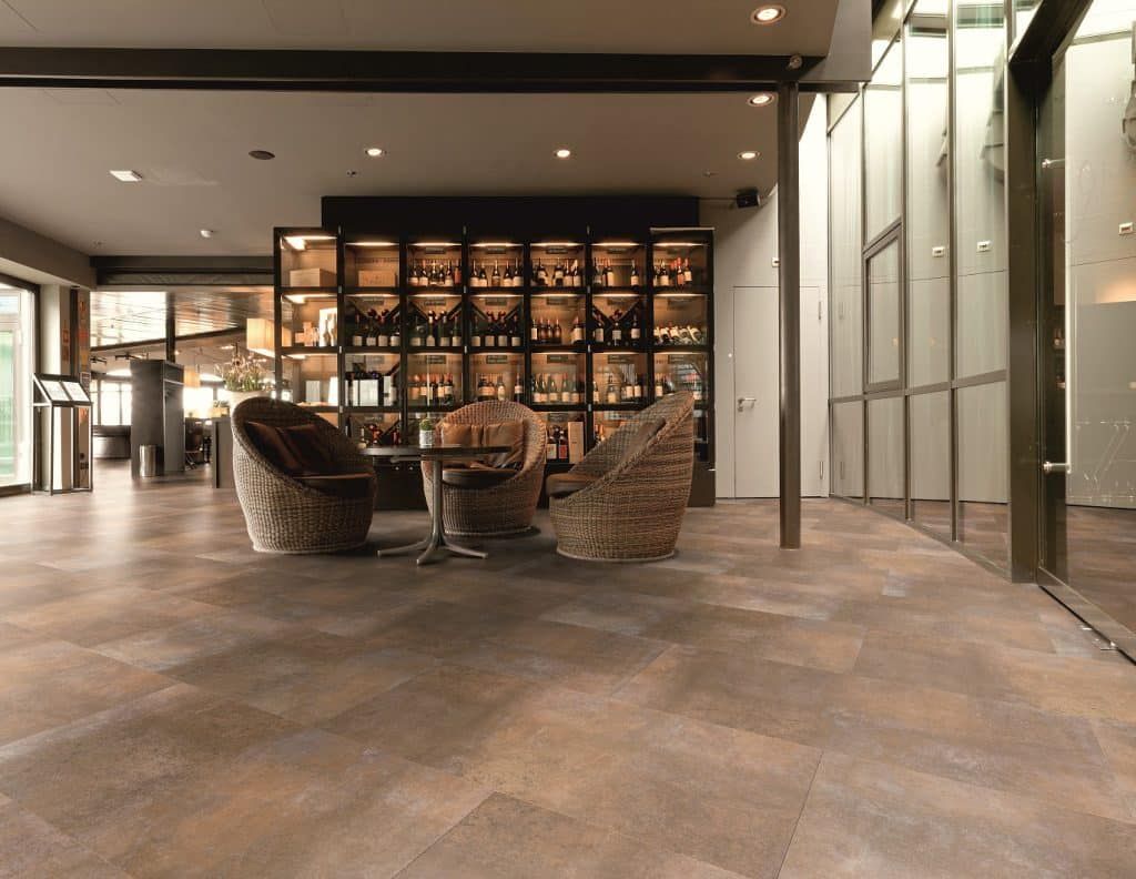 Moderne Hotellobby mit Korbsesseln, Wandregalen und warmer Beleuchtung