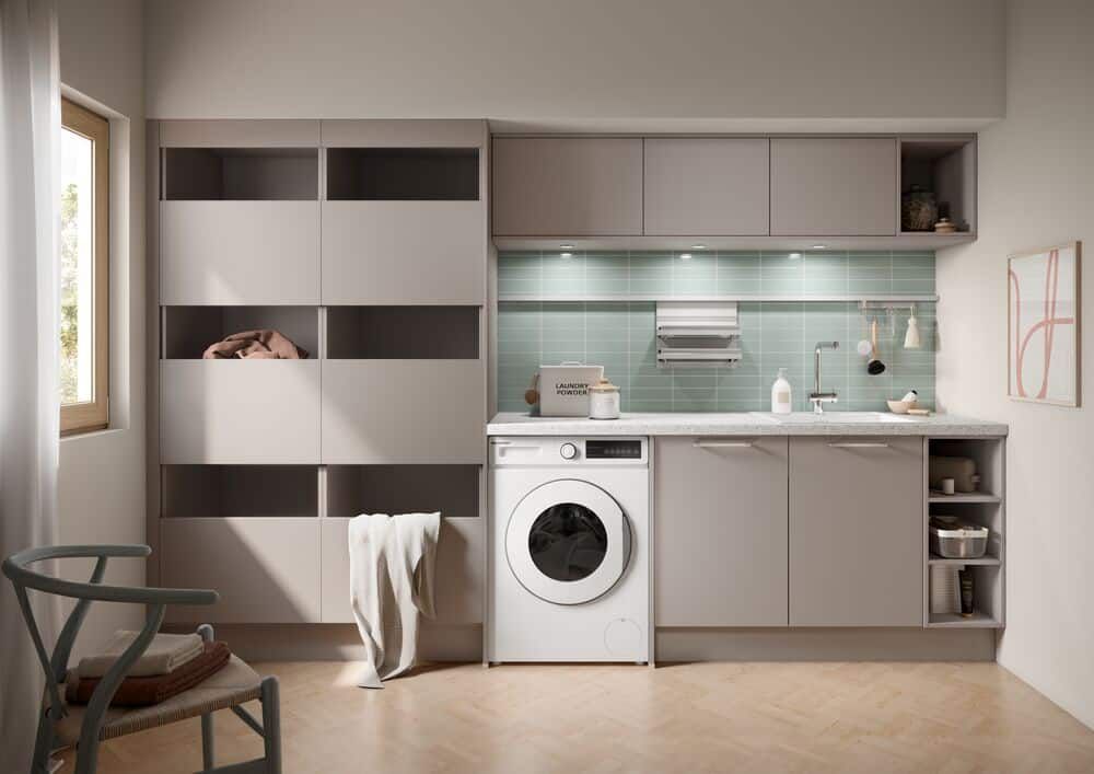 Moderner Waschraum mit Waschmaschine, Schränken, Regalen, Spüle und dezenter beige-grauer Einrichtung