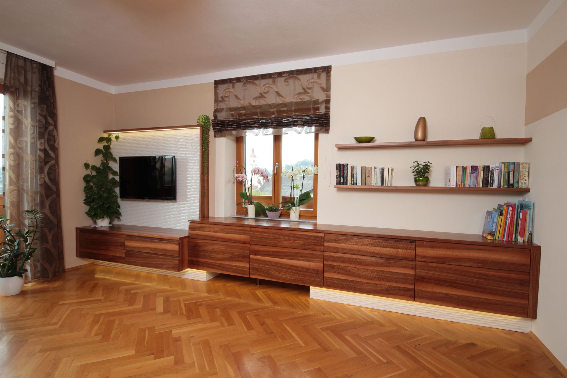 Modernes Wohnzimmer mit hölzernem TV-Schrank, Wandregalen, Fenster und Fischgrätparkett