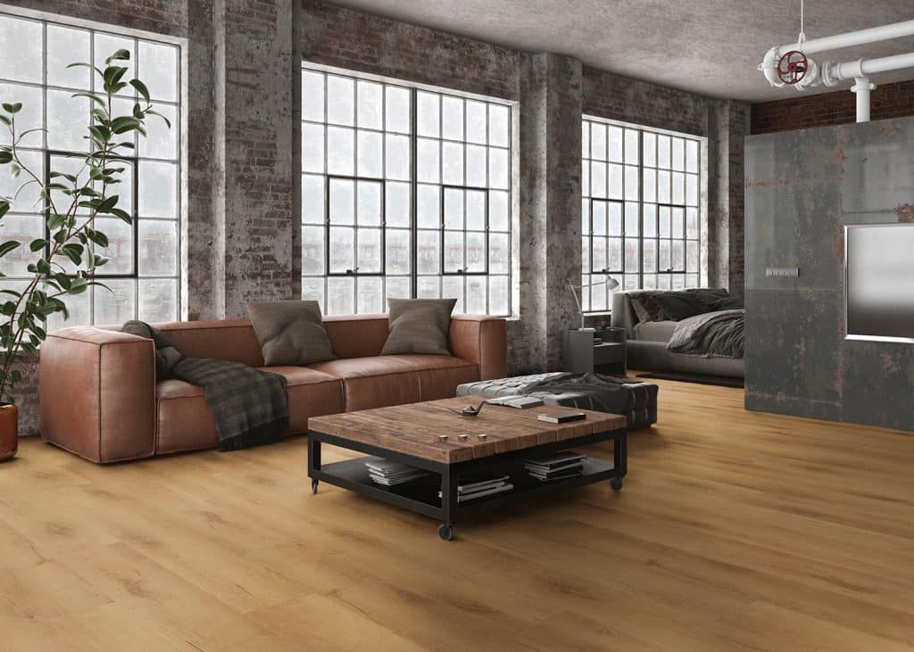 Modernes Loft-Wohnzimmer mit brauner Eckcouch, Couchtisch, großen Fenstern und Holzboden