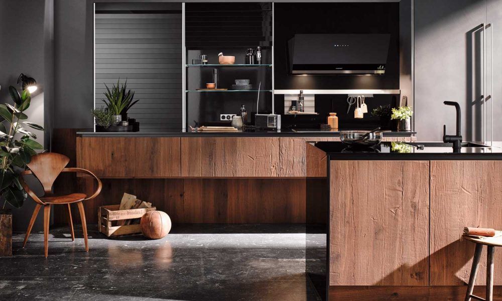 Moderne Küche mit dunklen Schränken, Kochinsel aus Holz und offenen Regalen in einem eleganten, zeitgenössischen Interieur