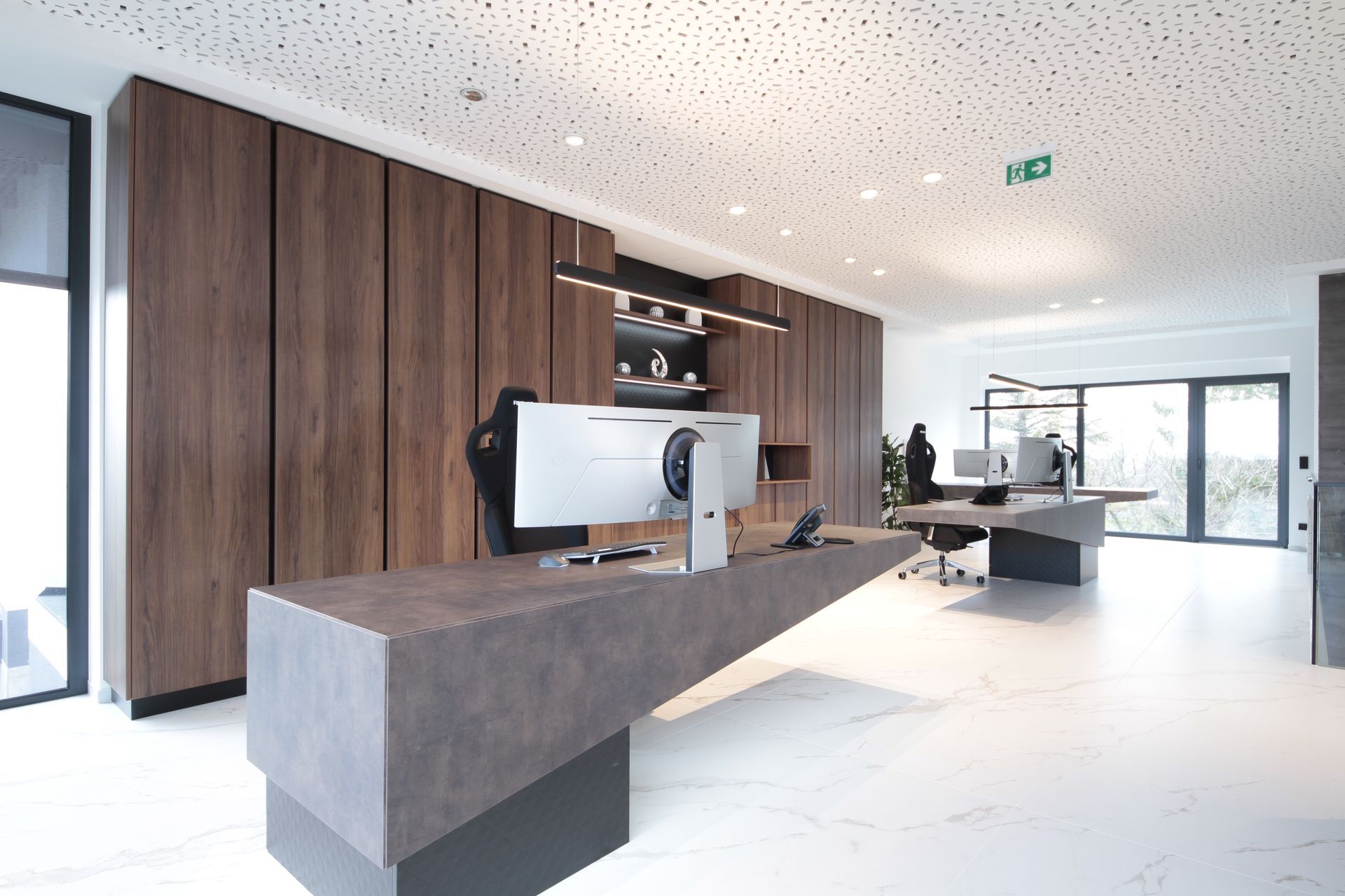 Modernes, minimalistisches Bürointerieur mit Holzwandpaneelen, langem Schreibtisch und großen Fenstern