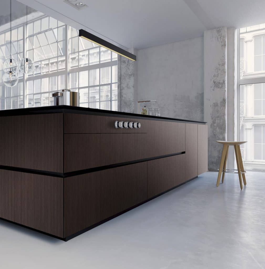 Moderne Küche mit dunkler Holzinsel, schwarzer Arbeitsplatte und hohen Fenstern in einem hellen, minimalistischen Raum