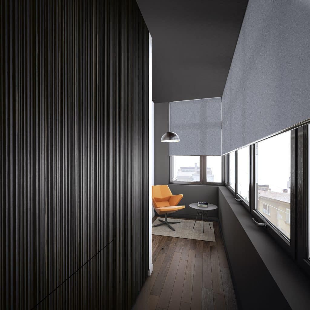 Modernes, schmales Wohnzimmer mit schwarz gestreifter Wand, orangefarbenem Sessel und großen Fenstern an einer Seite