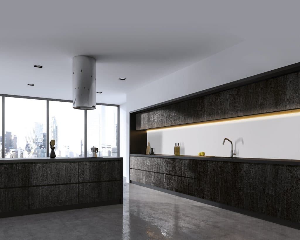 Moderne minimalistische Küche mit dunklen Schränken, weißen Wänden und großen Fenstern mit Blick auf die Stadt.