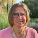 Frau schaut freundlich in die Kamera