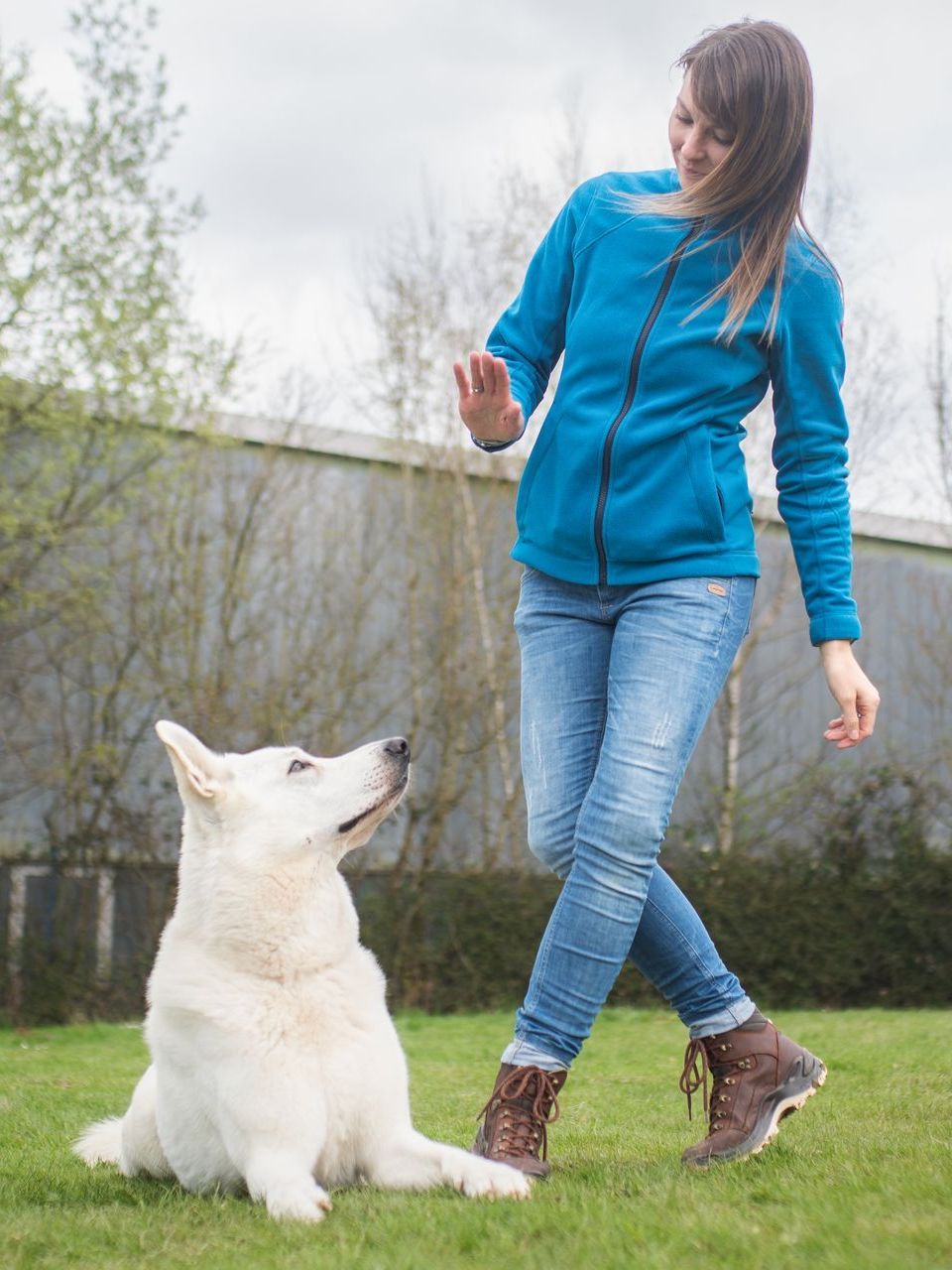 Ramona Houscht und Schäferhund Jimmy bei einer Übung