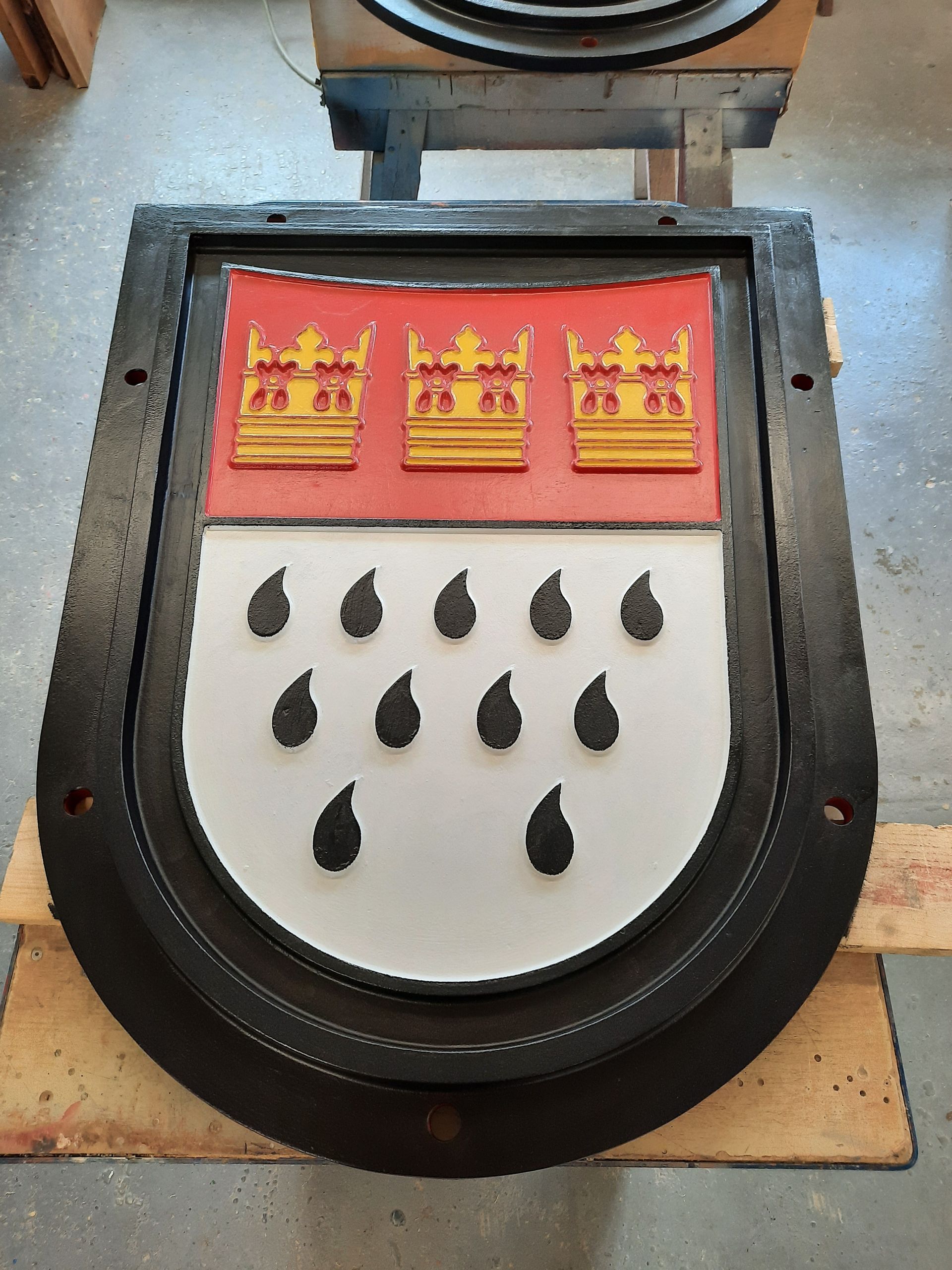 Ein Wappen liegt auf einem Holztisch