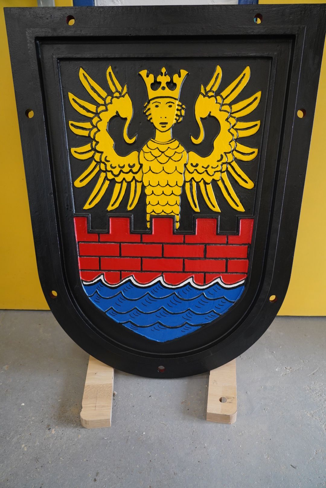 Ein Schild mit zwei Adlern und einer Frau darauf