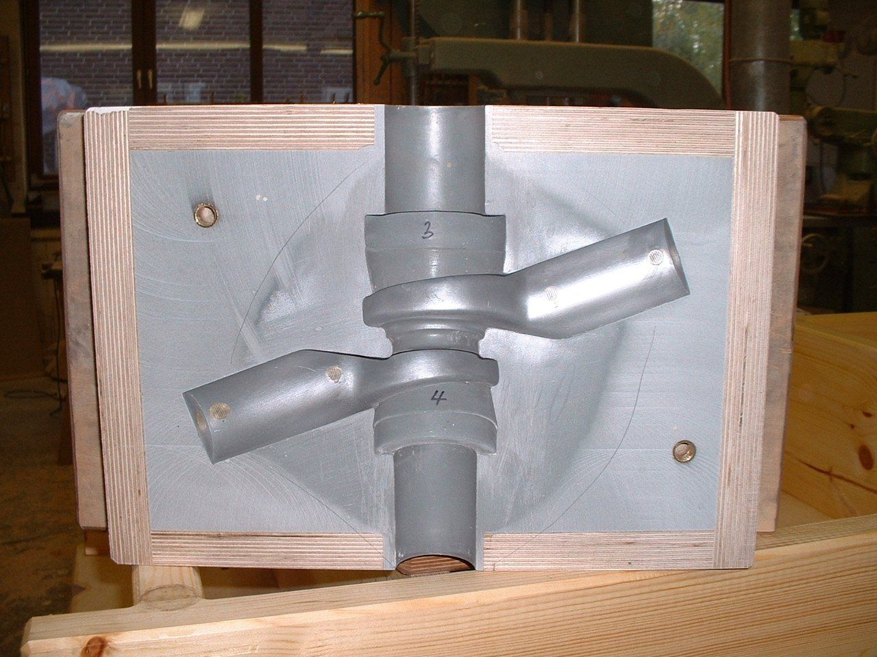 Eine Holzkiste mit einem Metallrohr darin