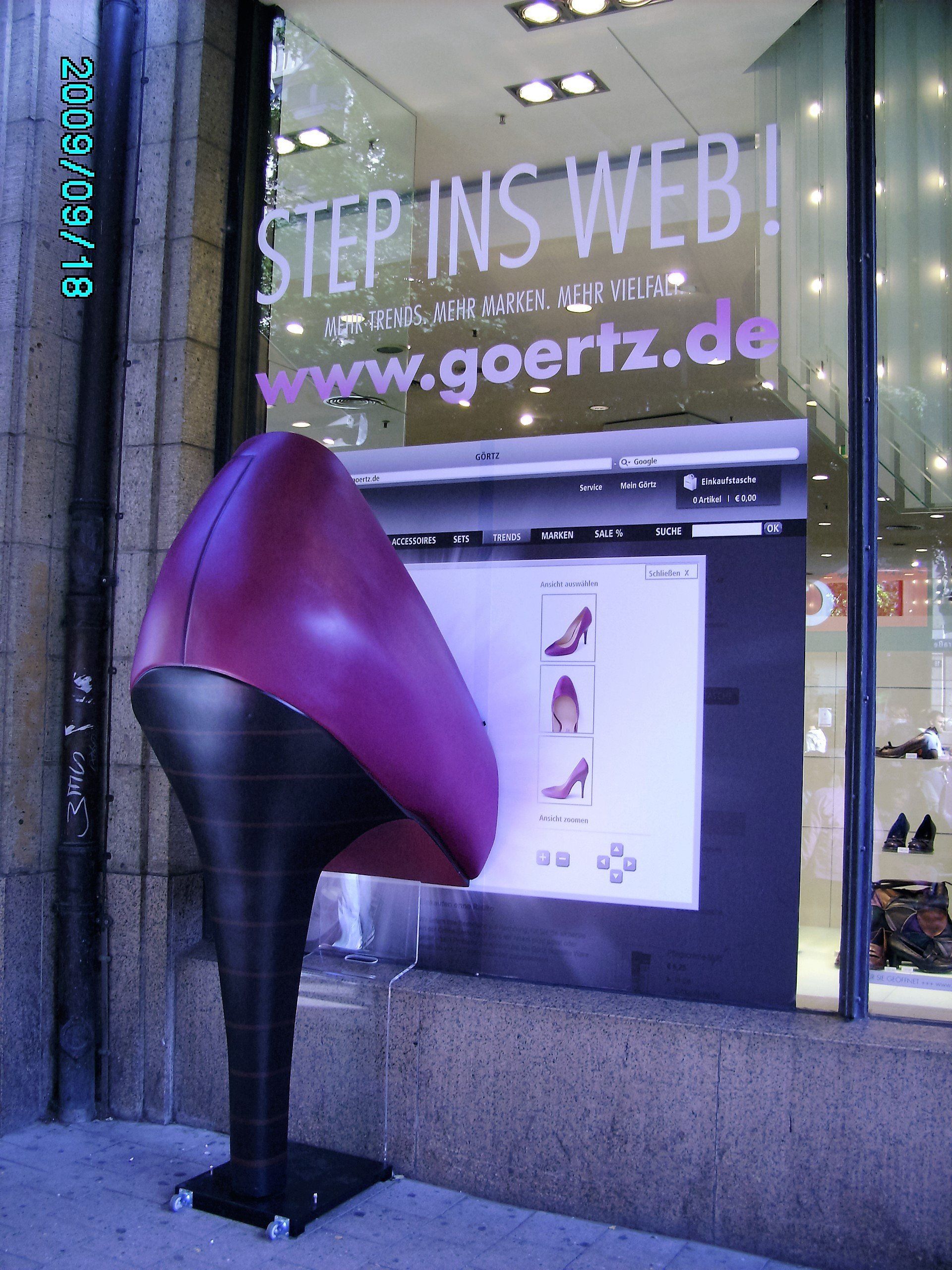 Maßstabsgetreuer Schuh aus Styropor für Werbekampagne in der Hamburger Innenstadt