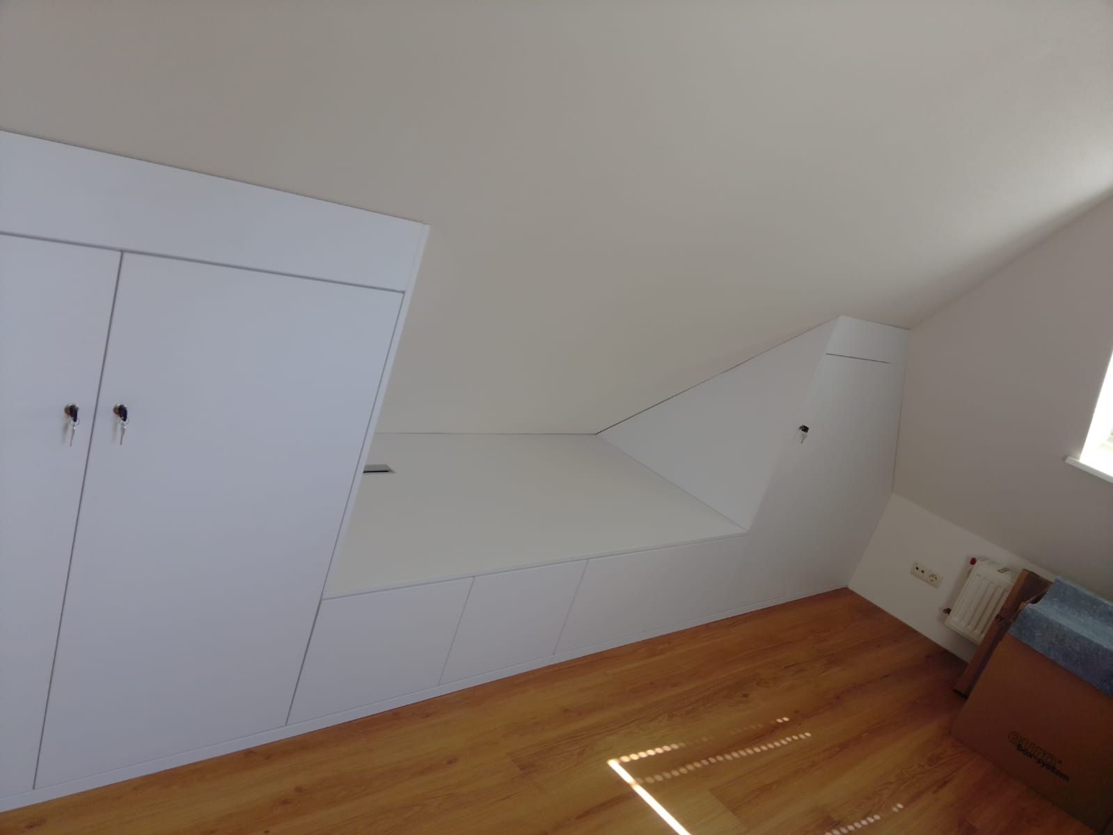 Abseitenschrank mit Platz für Fernseher