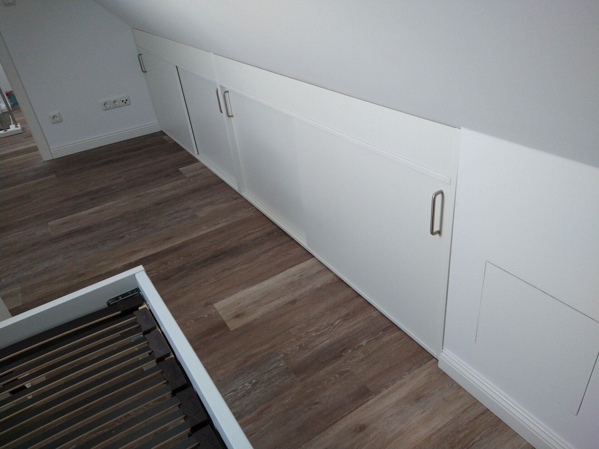Abseitenschrank für Klamotten