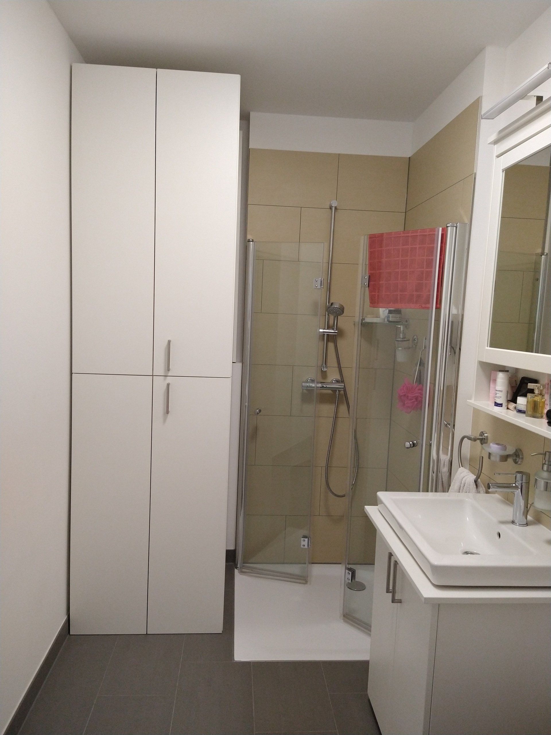 Badezimmerschrank mit Falttüren und passendem Waschtisch