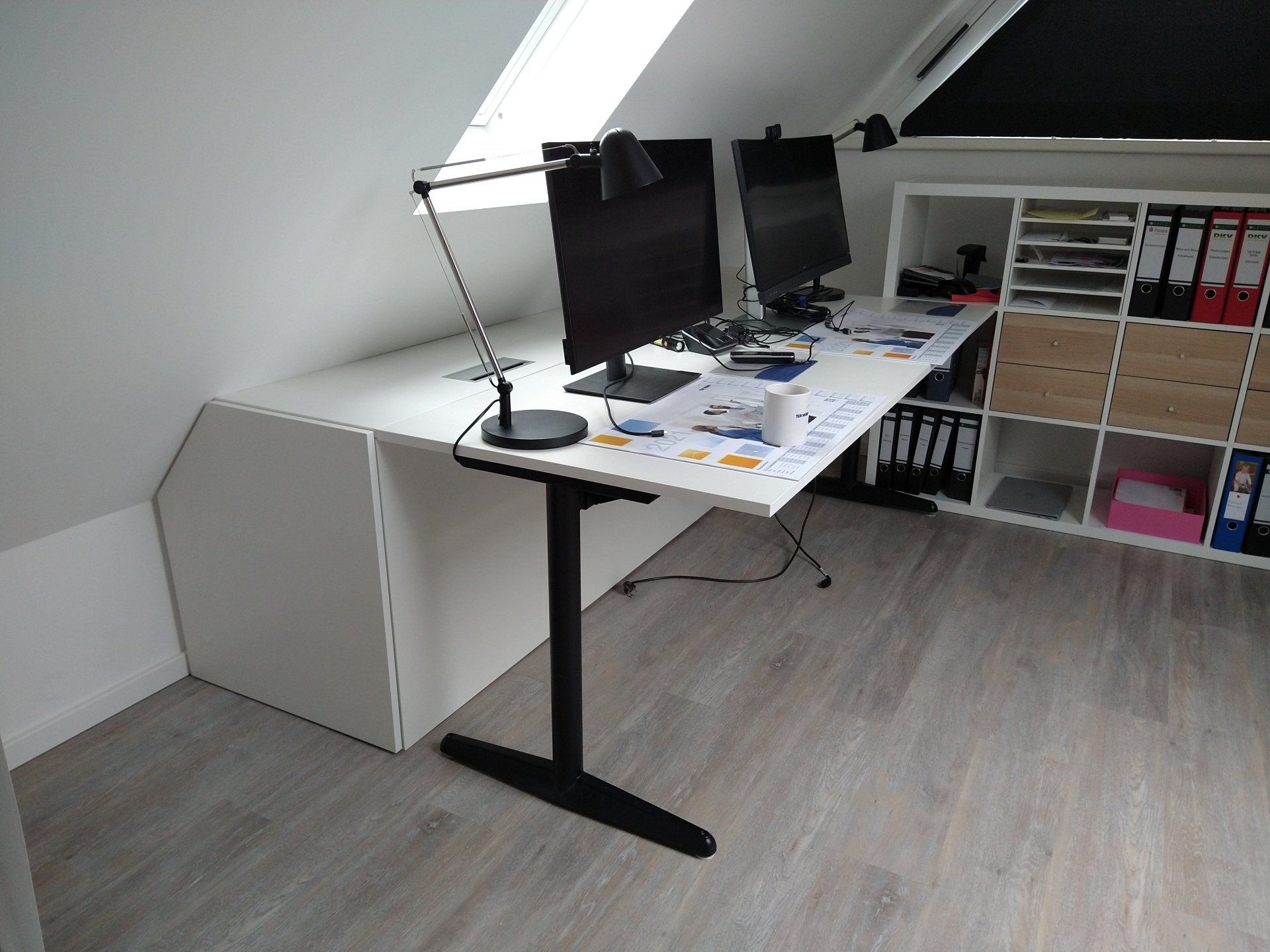 Abseitenschrank für Kisten