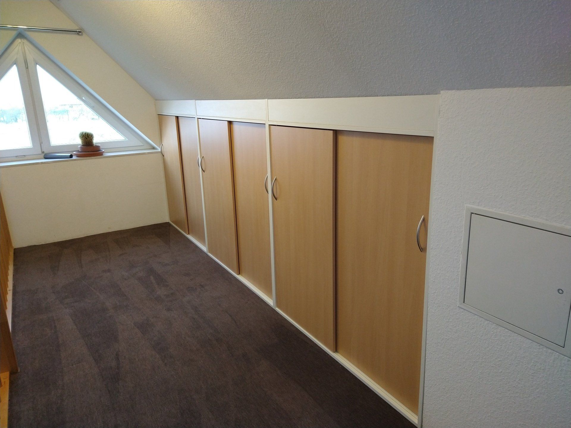 Abseitenschrank mit Schiebetüren