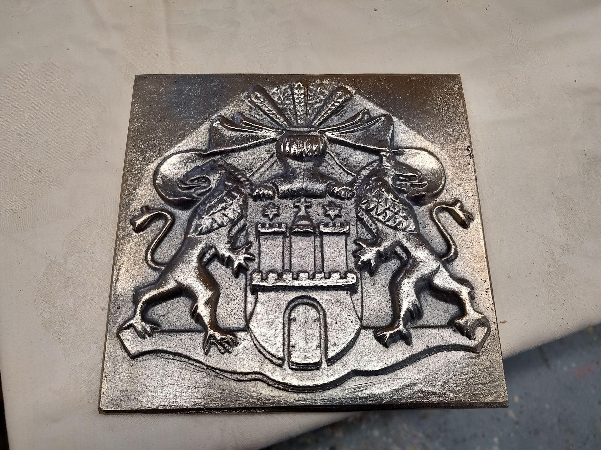Eine Metallplakette mit einem Wappen darauf