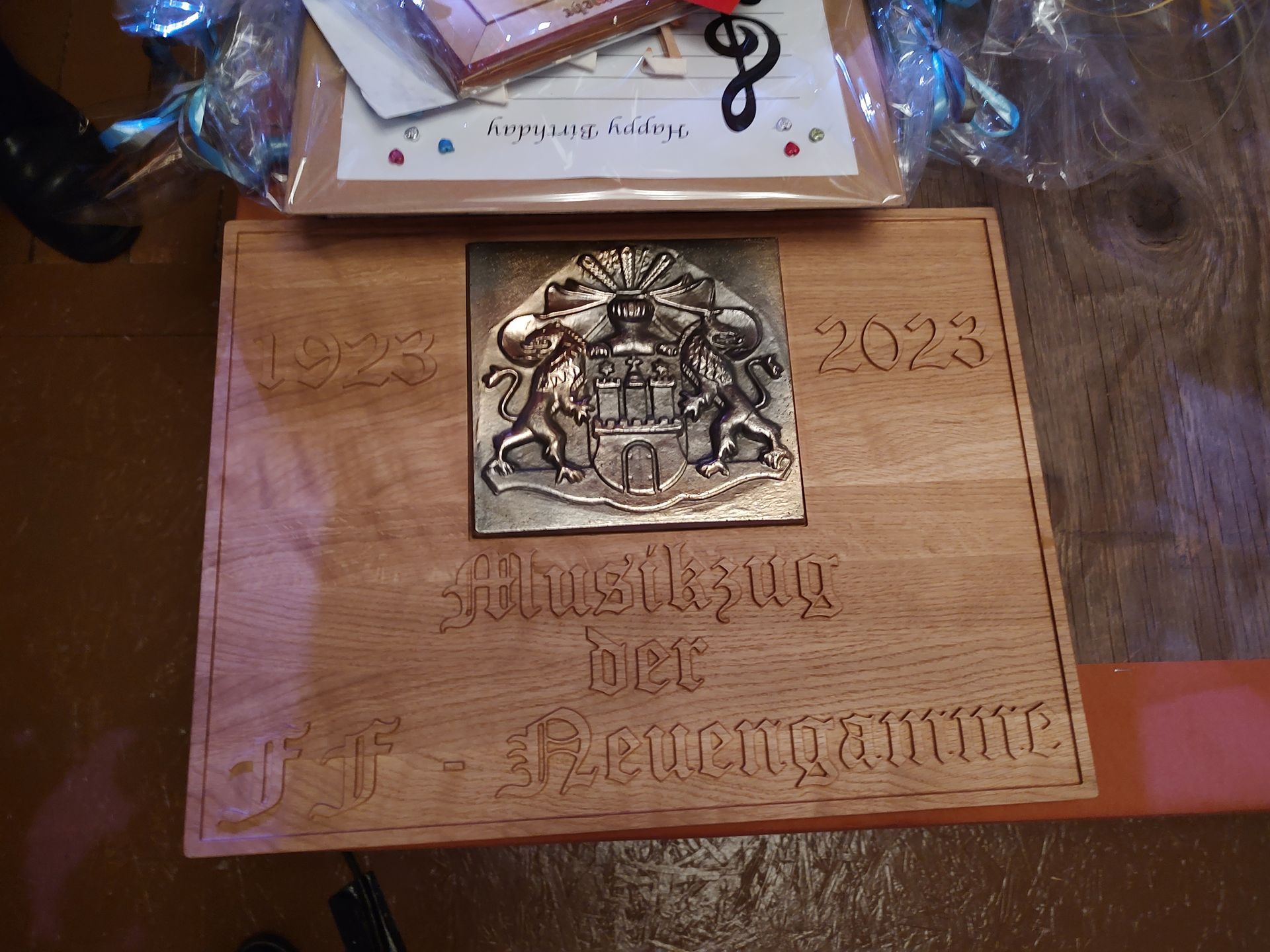 Holzschild mit Gravur und Bronze-Guss als Jubiläumsgeschenk