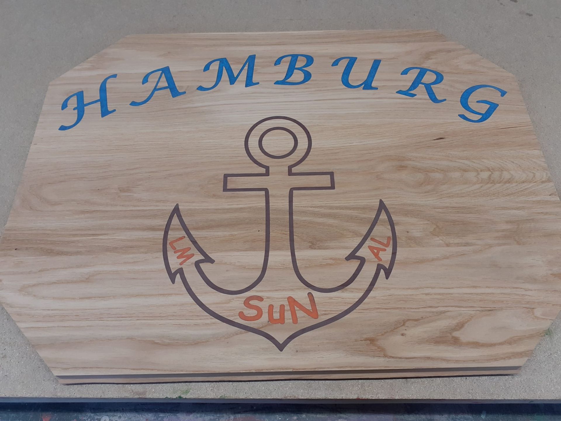 Gefräster Tisch mit Epoxy