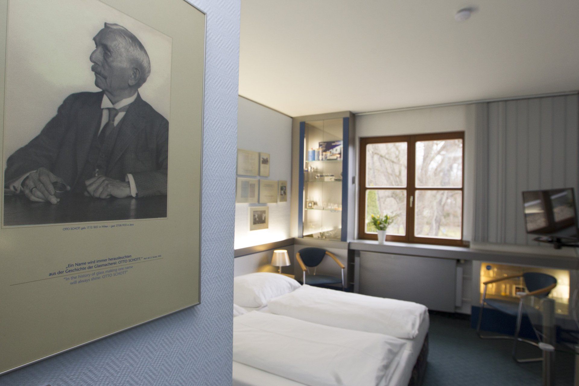 Ein Schlafzimmer mit einem Bild eines Mannes an der Wand