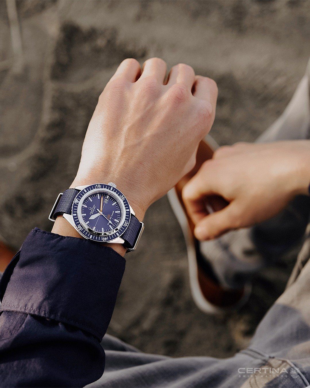 Een persoon draagt een horloge om zijn pols.
