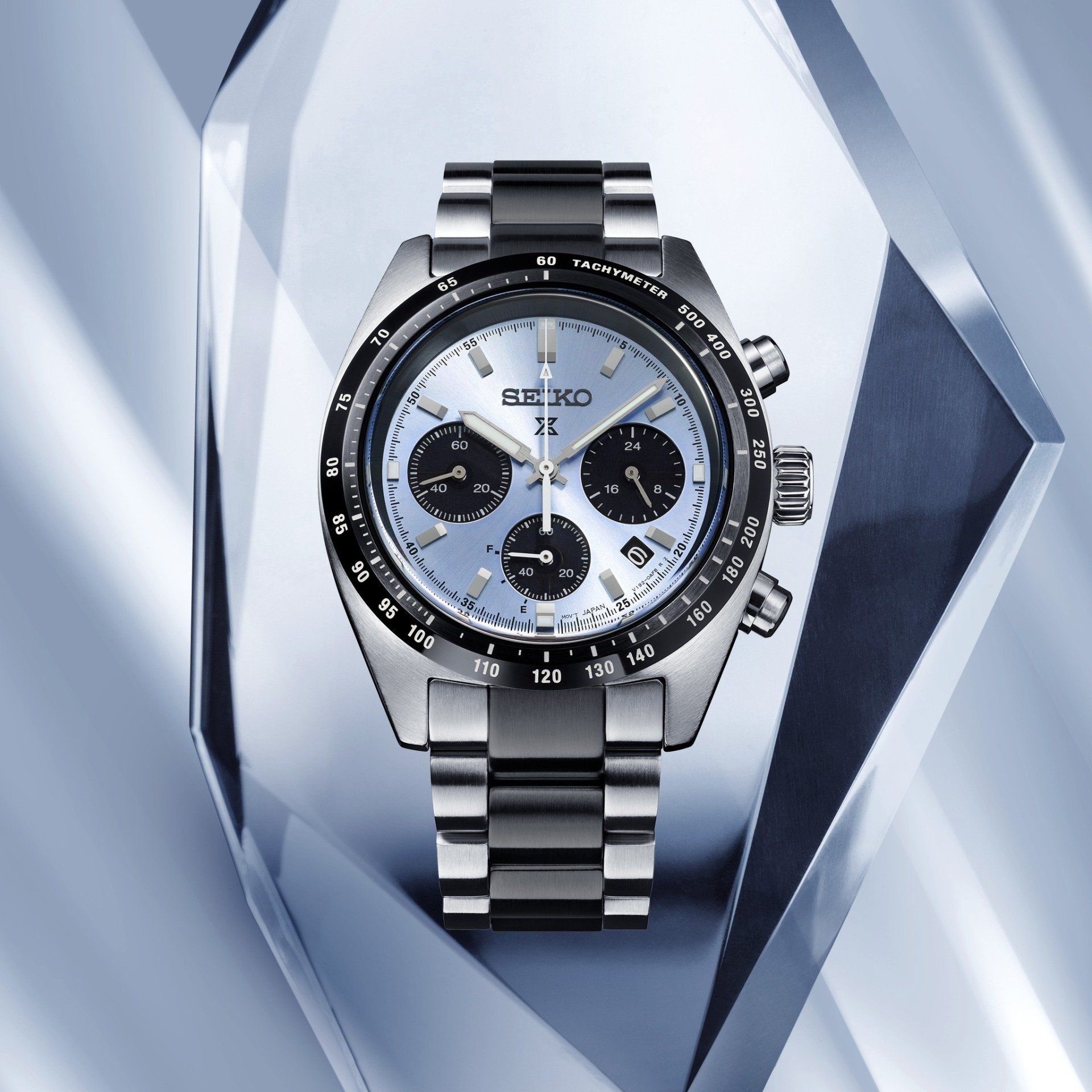 Een zilver en zwart Seiko horloge met een blauwe wijzerplaat