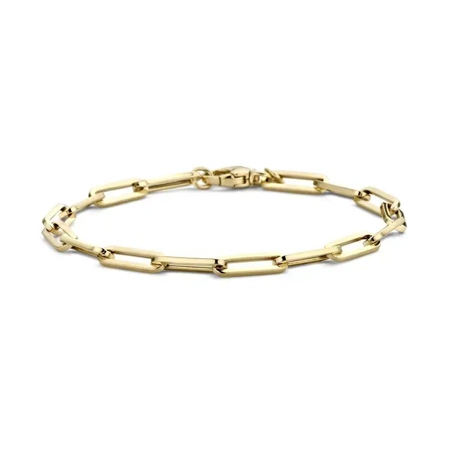 Een gouden kettingarmband met een sluiting op een witte achtergrond.