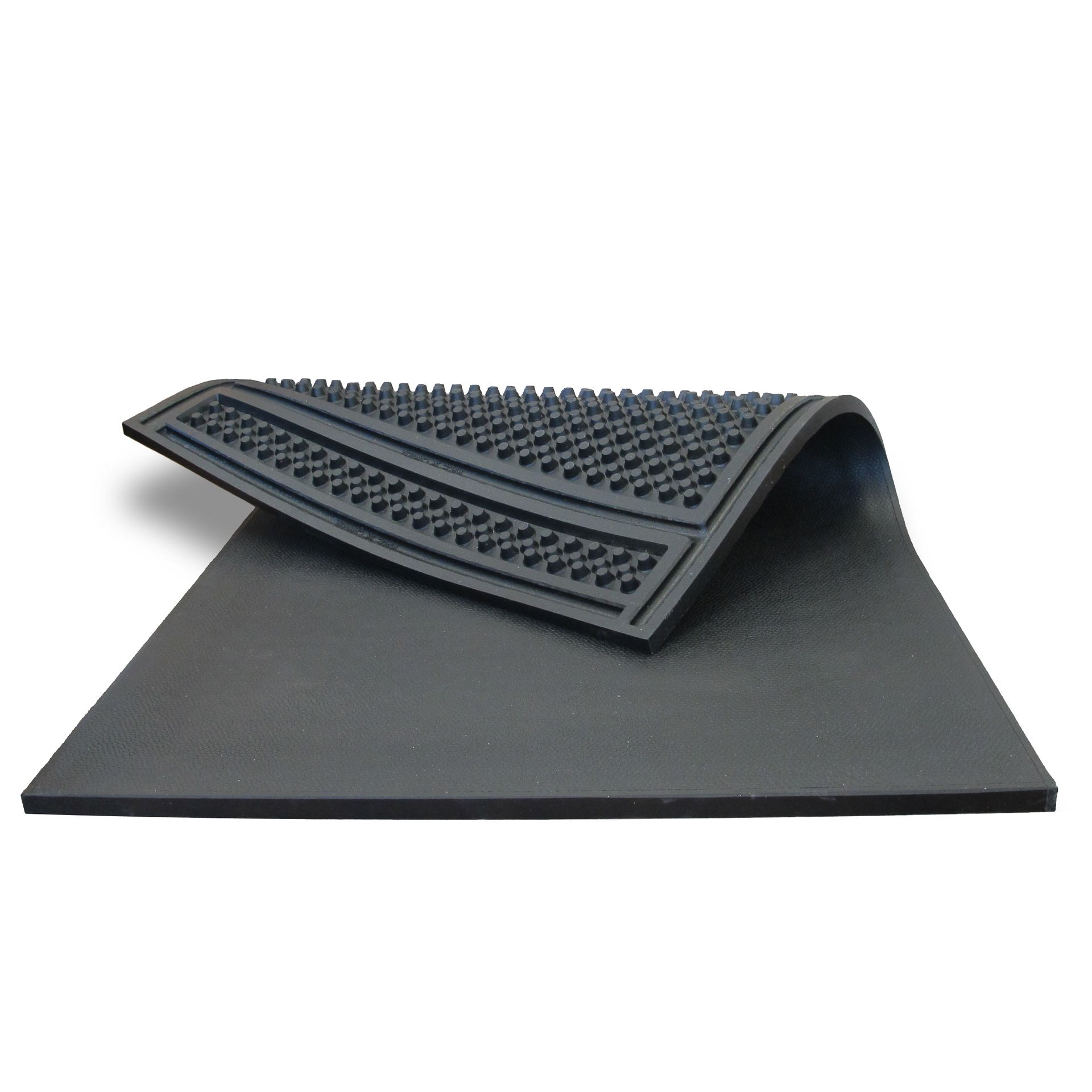 Tapis en caoutchouc noir avec couche supérieure à motifs surélevés soulevée pour révéler la surface plane en dessous.