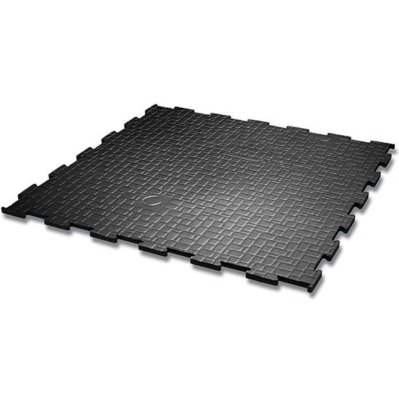 Dalles de sol en mousse emboîtables noires sur fond blanc. Elles présentent un motif texturé en losanges.
