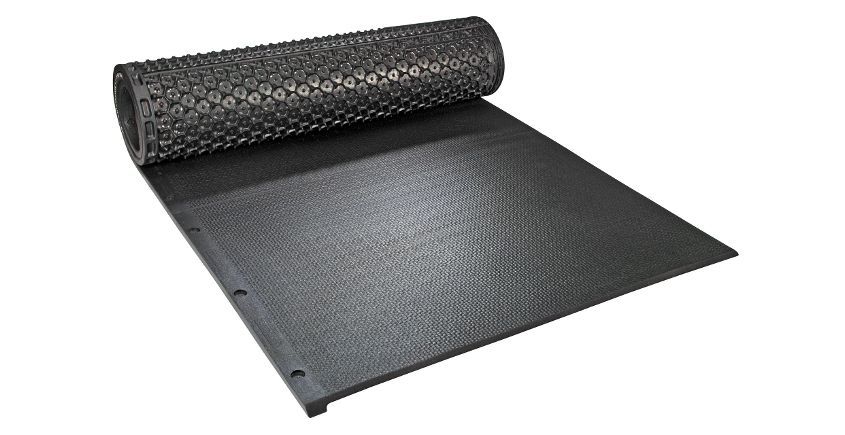 Tapis déroulant en caoutchouc noir à surface texturée, partiellement déroulé sur fond blanc.